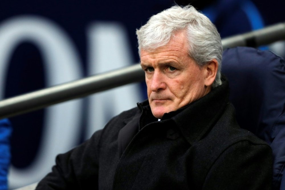 Hughes no seguirá en el Stoke. AFP