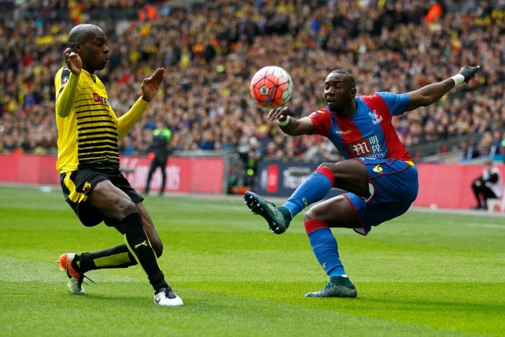 Watfords Allan Nyom (L) defends against Crystal Palaces Yannick Bolasie (R). BeSoccer