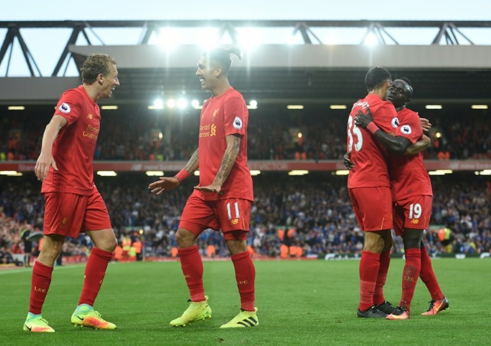 Liverpool y Newcastle avanzan a dieciseisavos en el desempate. AFP