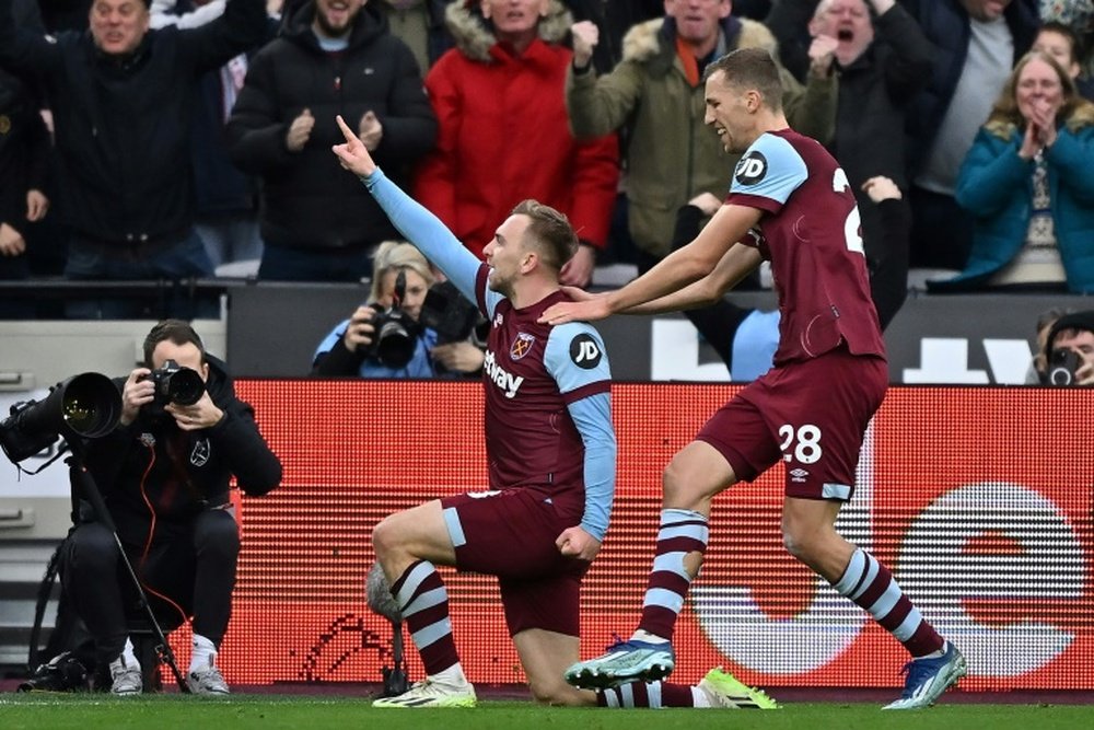 West Ham's Jarrod Bowen (L) scored against United on Saturday. EFE