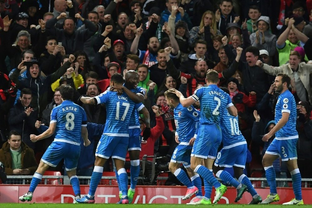 Bournemouths striker Joshua King (2nd L) celebrates