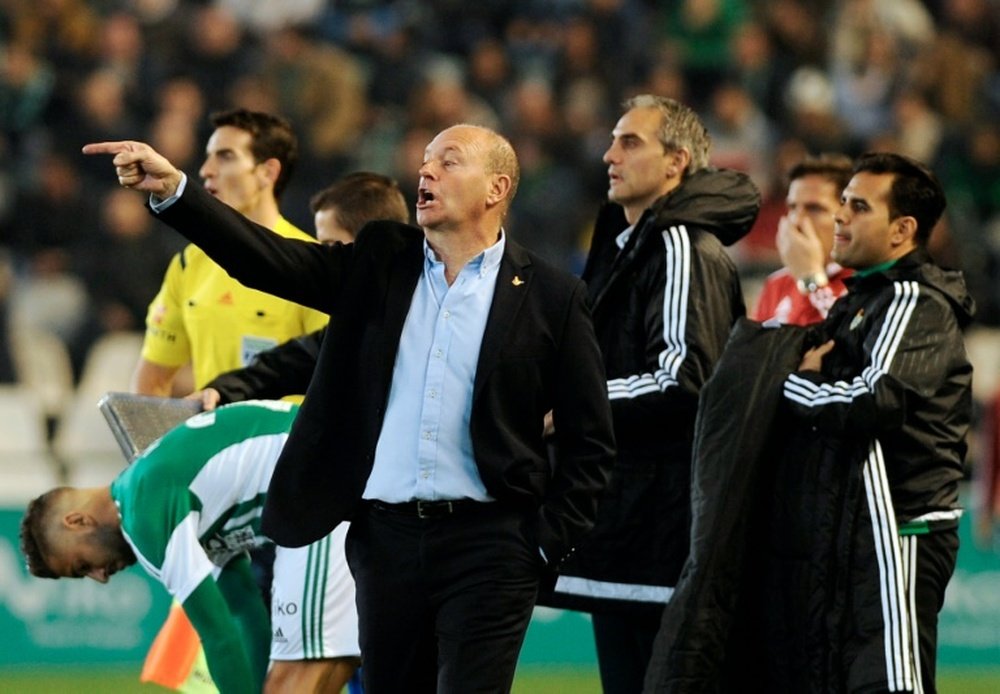 Recently sacked Betis coach Pepe Mel shouts instructions to players during the Spanish league football match against RC Celta de Vigo in Sevilla on December 5, 2015