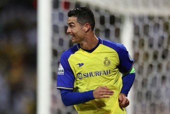 Cristiano Ronaldo, che sta finalmente prendendo il volo con l'Al Nassr, ha contribuito alla rimonta del suo club nella partita contro l'Al Batin. Dopo il match, è stato provocato da un bambino sostenitore di Lionel Messi, al quale ha risposto ironicamente.