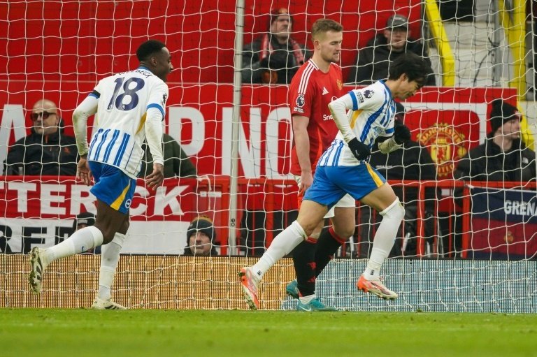 Brighton rock struggling Man United after Law tributes