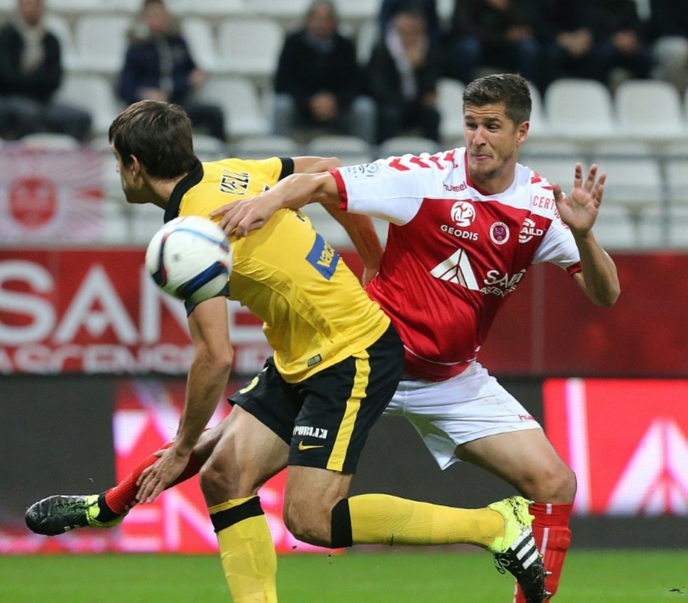 Reims French defender Anthony Weber (R) vies with Lilles Argentinian defender Renato Civelli during the French Ligue 1 football match on September 25, 2015 at the Auguste Delaune Stadium in Reims, northeastern France
