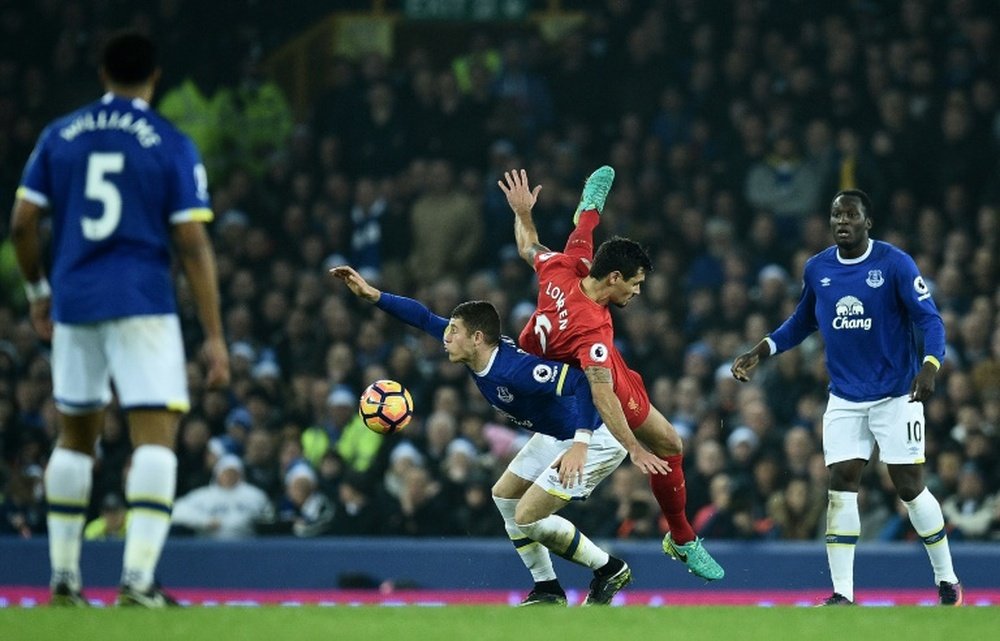 Liverpool y Everton tienen a Konsa en su órbita.  AFP