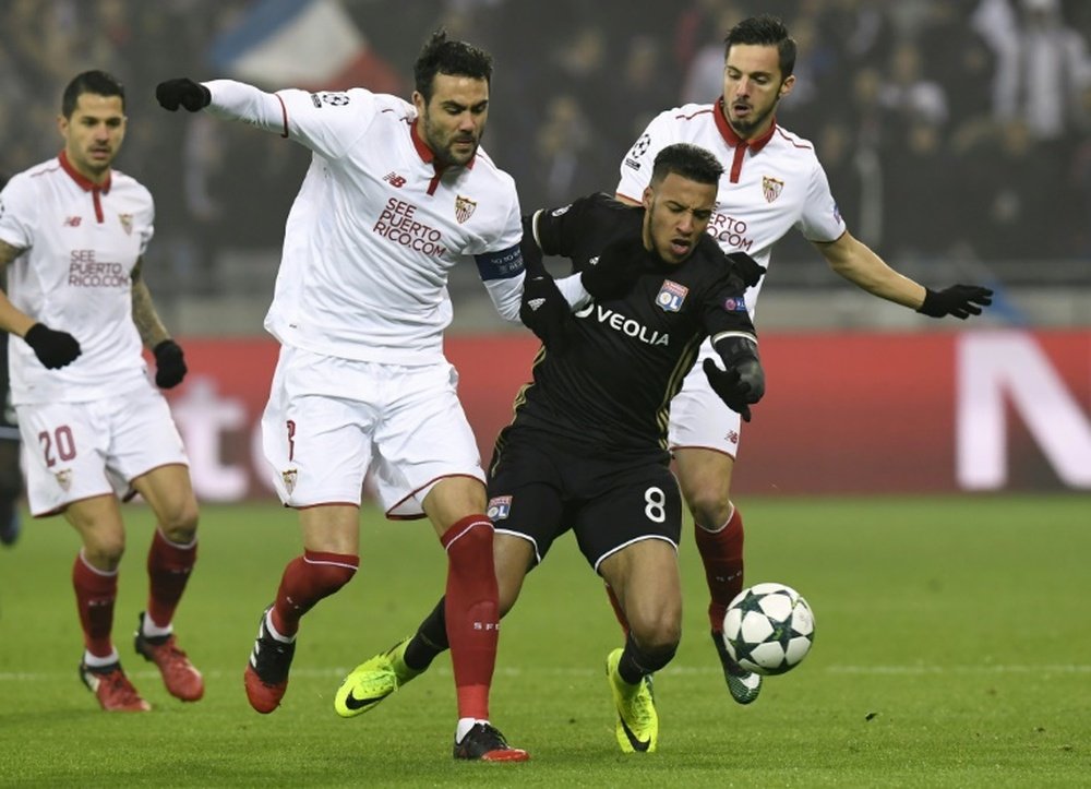 Lyon's Corentin Tolisso (C) vies with Sevilla midfielder Vicente Iborra (2ndL). AFP
