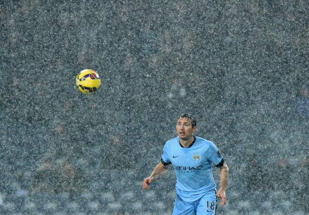 La nieve, la lluvia y el frío suelen ser protagonistas del fútbol de Navidad en la Premier. AFP