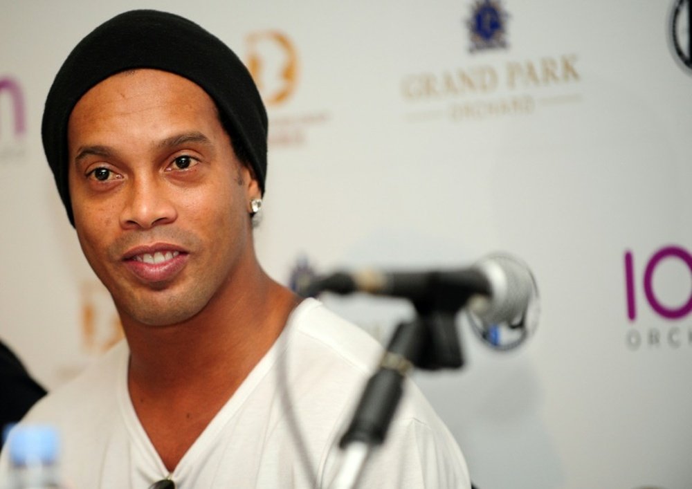 ¿Ronaldinho podría emprender un camino de regreso para volver a jugar en Europa? AFP