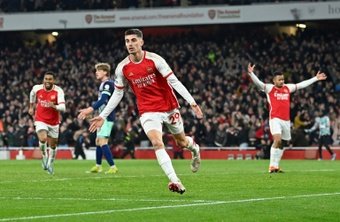 El Arsenal se colocó líder provisional de la Premier League después de vencer, en el tramo final del partido, a un bravo y combativo Brentford que finalmente se quedó a cero.