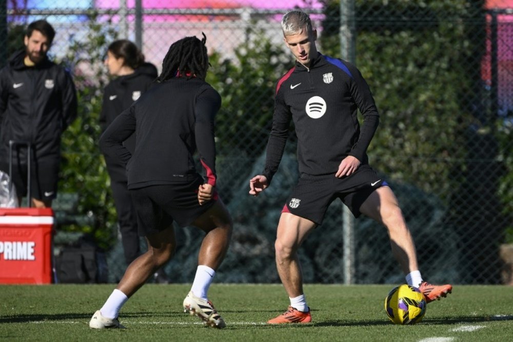 Dani Olmo realizó parte del entrenamiento con el Barcelona. AFP