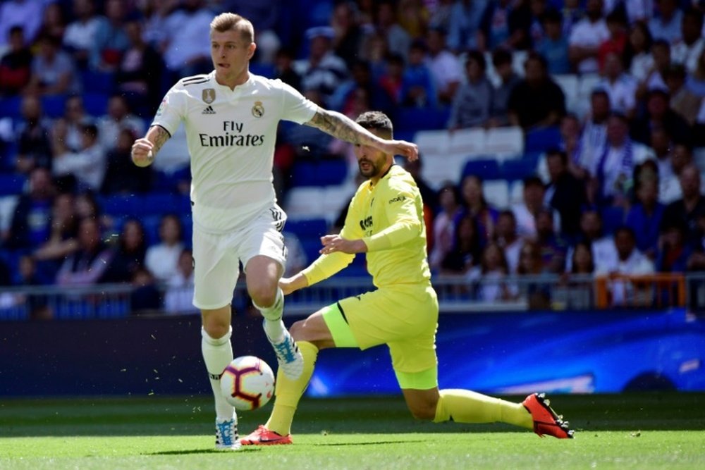 Kroos quiere colgar las botas vestido de blanco. AFP