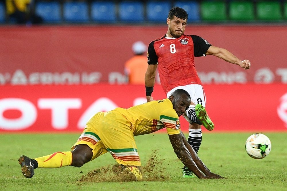 Malis forward Moussa Marega (L) challenges Egypts midfielder Tarek Hamed during the 2017 Africa Cup of Nations group D football match between Mali and Egypt in Port-Gentil on January 17, 2017