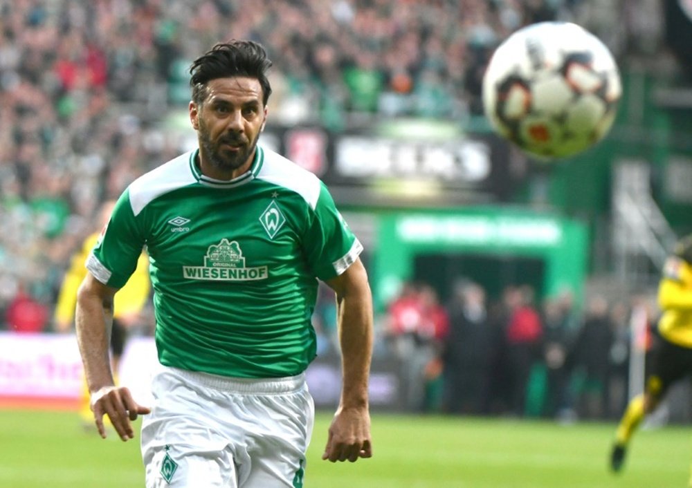 Claudio Pizarro va jouer une saison de plus au Werder Brême. AFP/Archivo