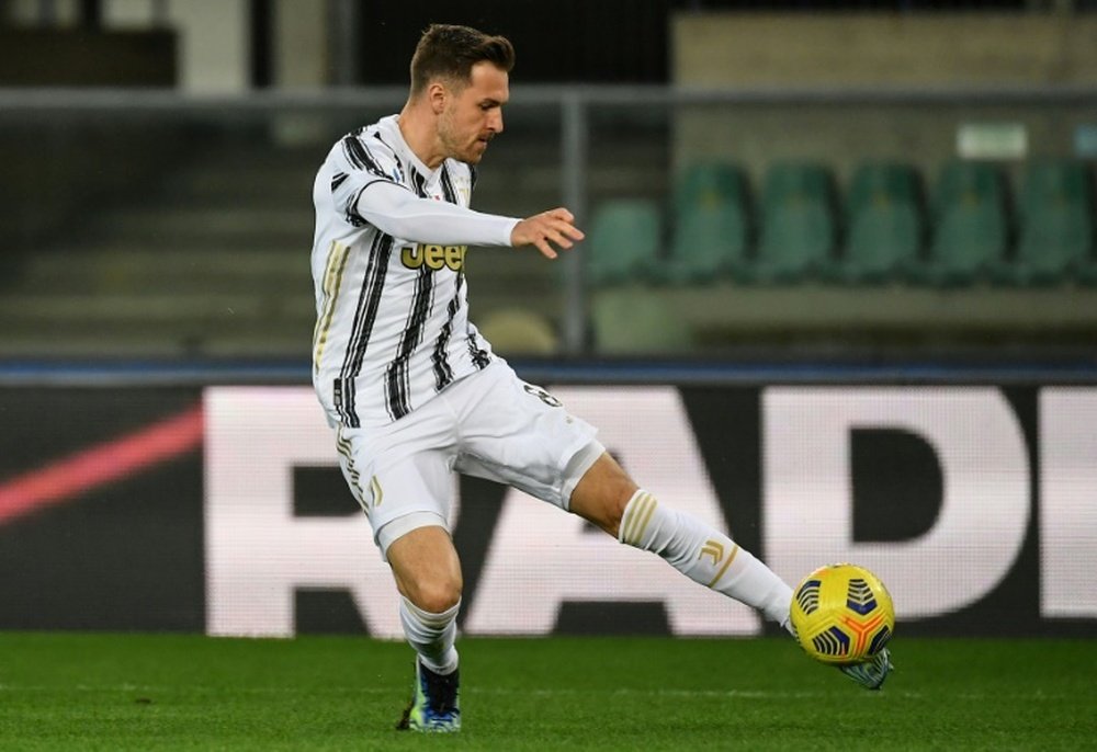 La Juventus sigue negociando la salida de Ramsey. AFP