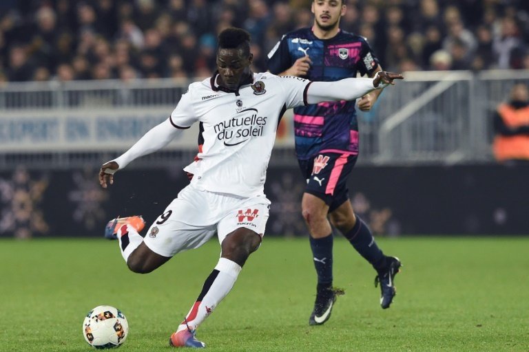 Nices forward Mario Balotelli shoots the ball during the French L1 football match between Bordeaux and Nice on December 21, 2016, at the Matmut Atlantique stadium in Bordeaux, southwestern France