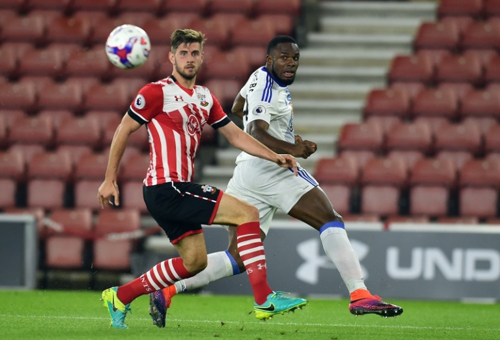 Anichebe (d) podría ser oficialmente jugador del Doncaster pronto. AFP