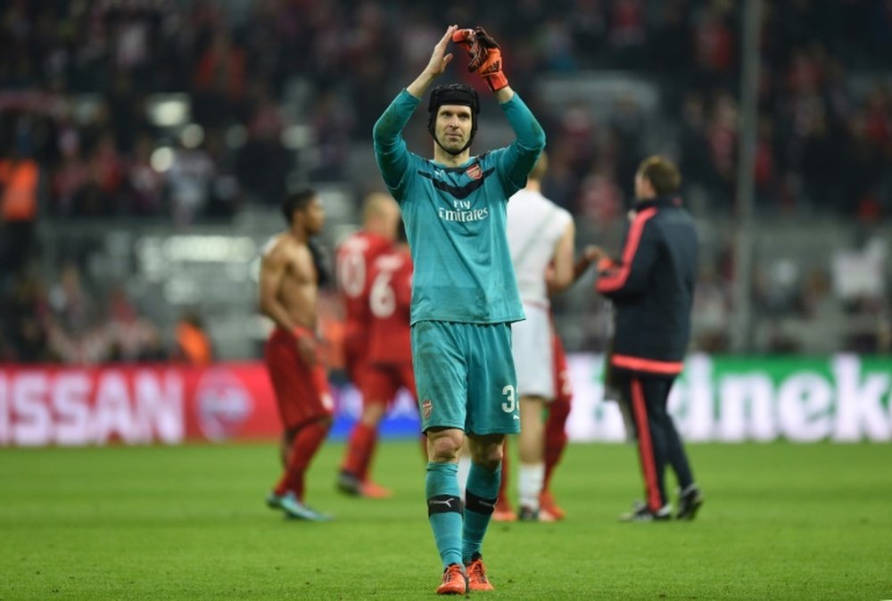 Cech aplaude a la grada tras un partido de esta temporada. AFP