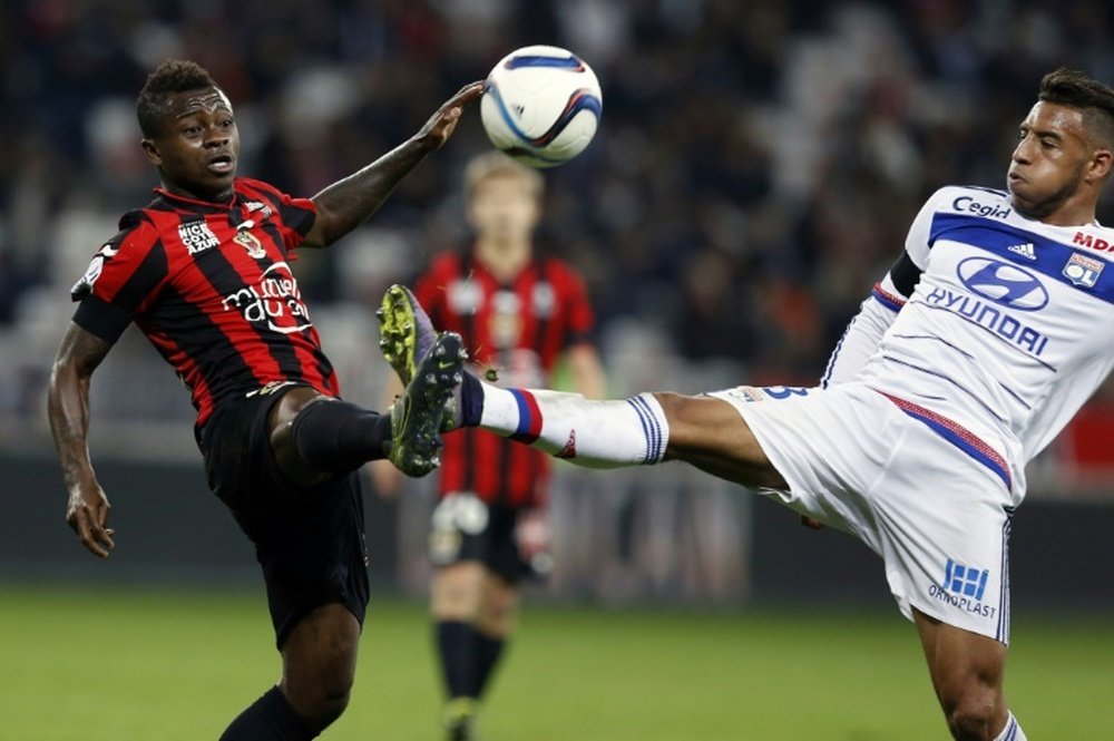 Lyons French midfielder Corentin Tolisso (R) vies with Nices Ivorian midfielder Jean Michael Seri (L) during the French L1 football match Nice (OGC Nice) vs Lyon (OL) on November 20, 2015 at the Allianz Riviera stadium in Nice, France