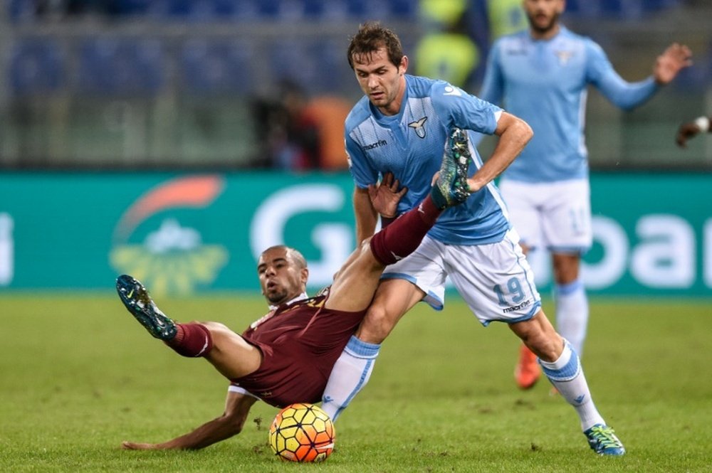 Lulic, disputándose un balón con Bruno Peres, en un Roma-Lazio. EFE