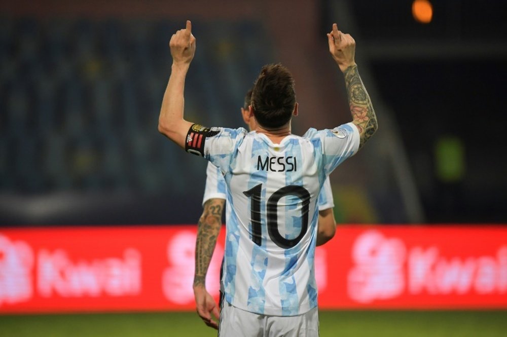 Messi criticó el césped del estadio. AFP