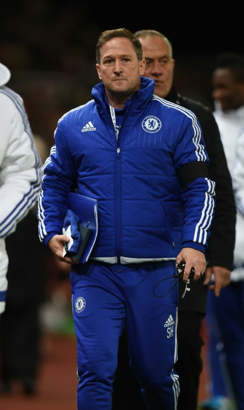 El Chelsea quiere que Steve Holland siga en el primer equipo como ayudante de Antonio Conte. AFP