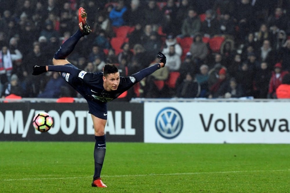 Paris Saint-Germains midfielder Julian Draxler shoots the ball during the French Cup football match between against Bastia January 7, 2017