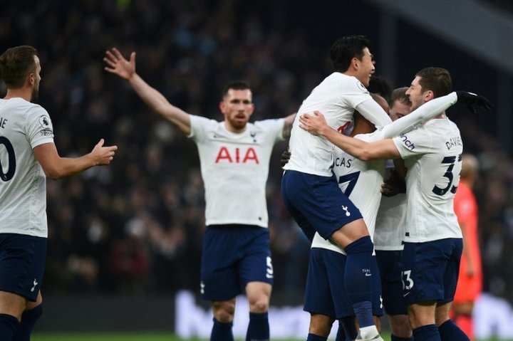 Tottenham cruise past Norwich, Leeds salvage point at the death