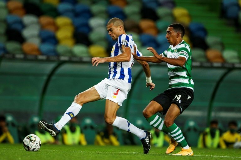 Porto e Sporting se encontram na briga pelo título português. AFP