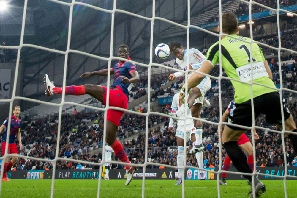 Batshuayi cabecea a gol para lograr el empate del Marsella ante el Ajaccio. AFP