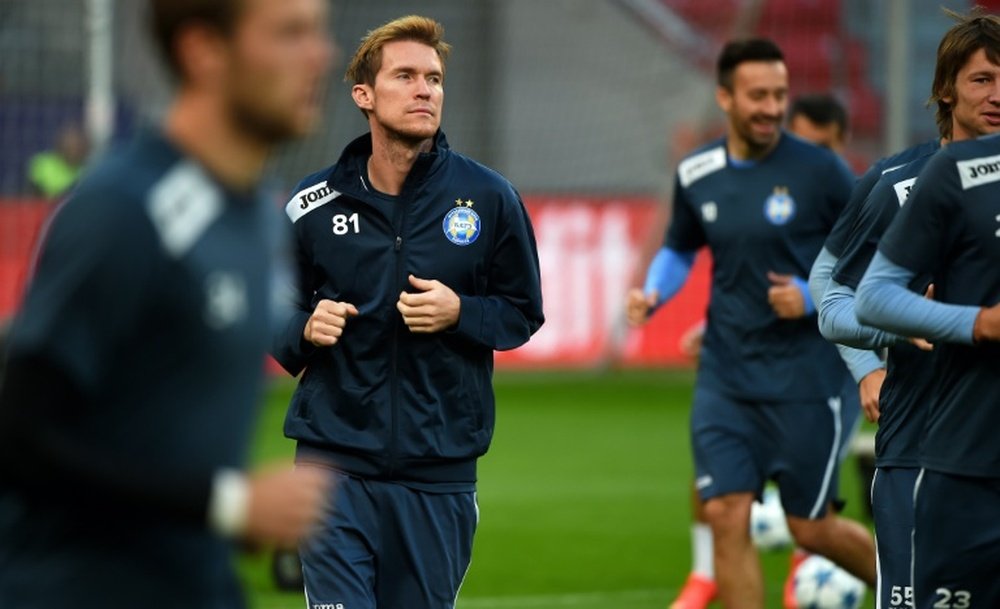 FC Bate's midfielder Aleksandr Hleb (2nd L) warms up during a training session on September 15, 2015