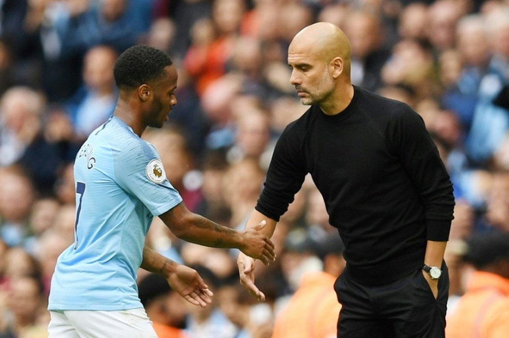 Guardiola quiso quitarle peso a Sterling. AFP