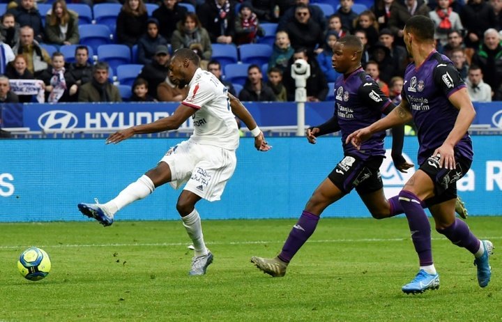 Mesmo sem Ligue 1, Lyon quer continuar com Ekambi até agosto