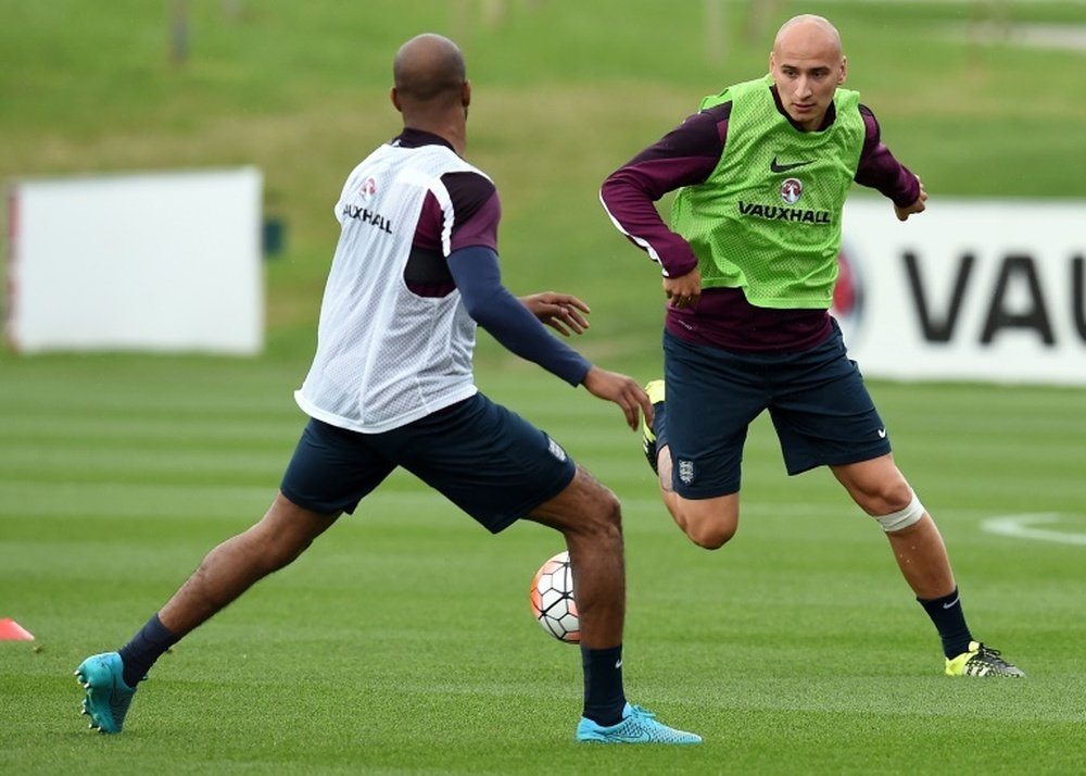 Englands Jonjo Shelvey (R) takes part in a team training session at St Georges Park, Burton-upon-Trent, England on September 2, 2015, ahead of their UEFA Euro 2016 Group E qualifying football match against San Marino