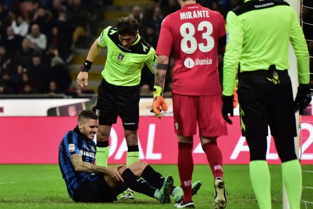 Mauro Icardi (R) injured during an Italian Serie A football match against Bologna. BeSoccer