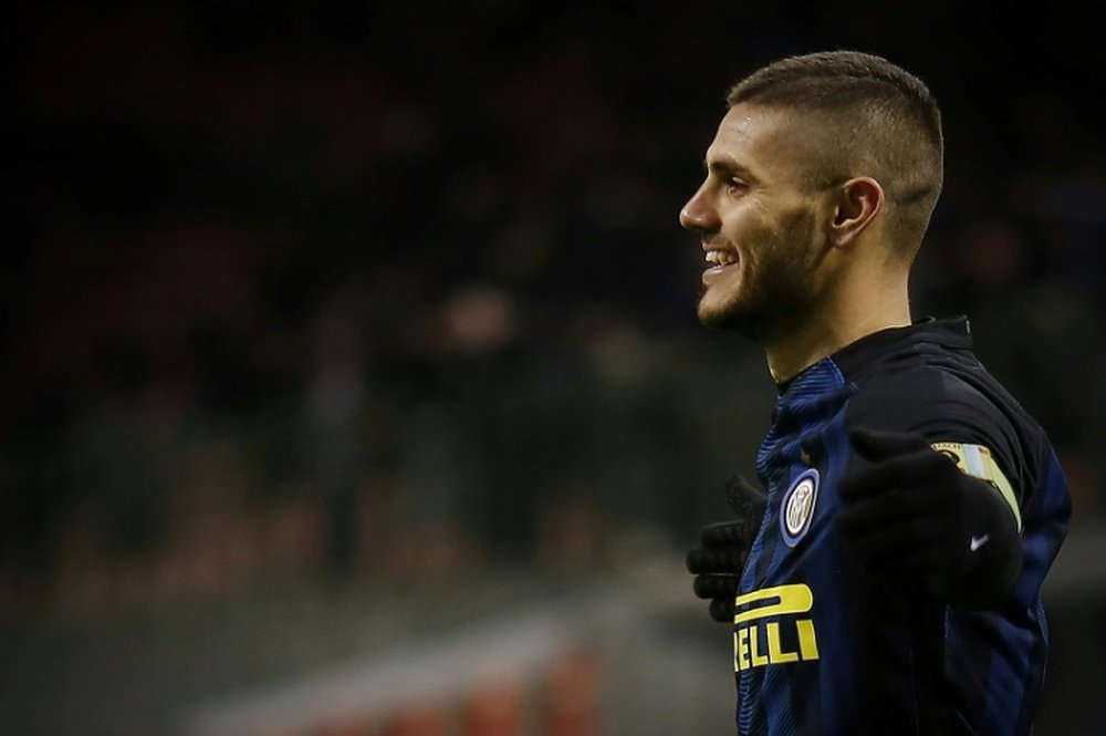 Inter Milans forward Mauro Icardi celebrates with after scoring a goal against Fiorentina on November 28, 2016