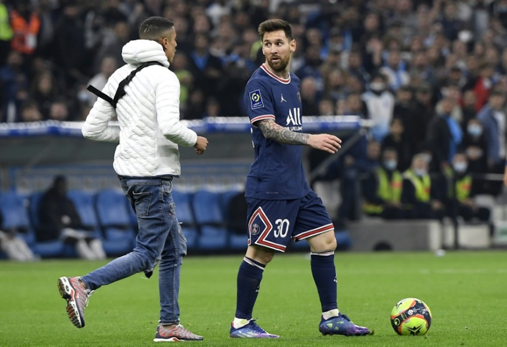 ¡Un espontáneo se fue a por Messi en el OM-PSG!. AFP