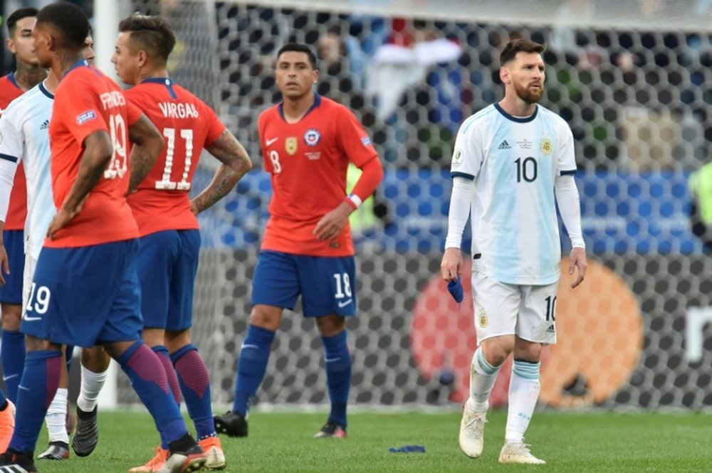 A Argentina vence o Chile mas Messi acaba expulso. Twitter