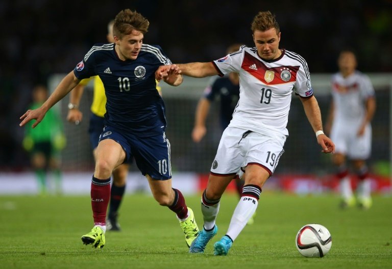 Germanys midfielder Mario Goetze (R) vies with Scotlands striker James Forrest during the Euro 2016 qualifying group D football match in Glasgow on September 7, 2015