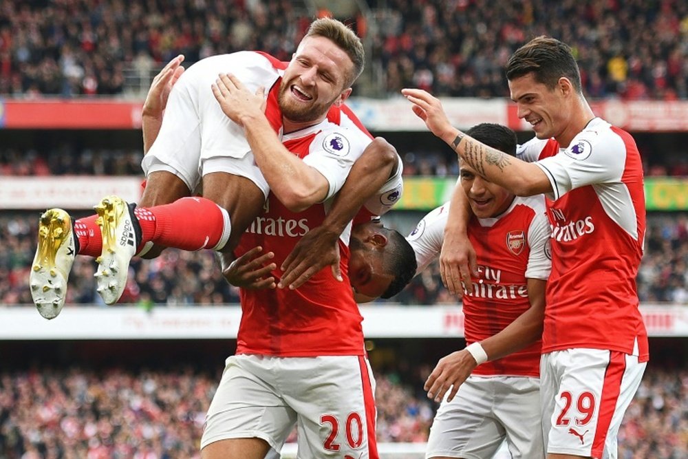 Theo Walcott (L) celebrates with teammates Shkodran Mustafi (2nd L), Alexis Sanchez (2nd R) and Granit Xhaka after scoring Arsenals second goal against Swansea City