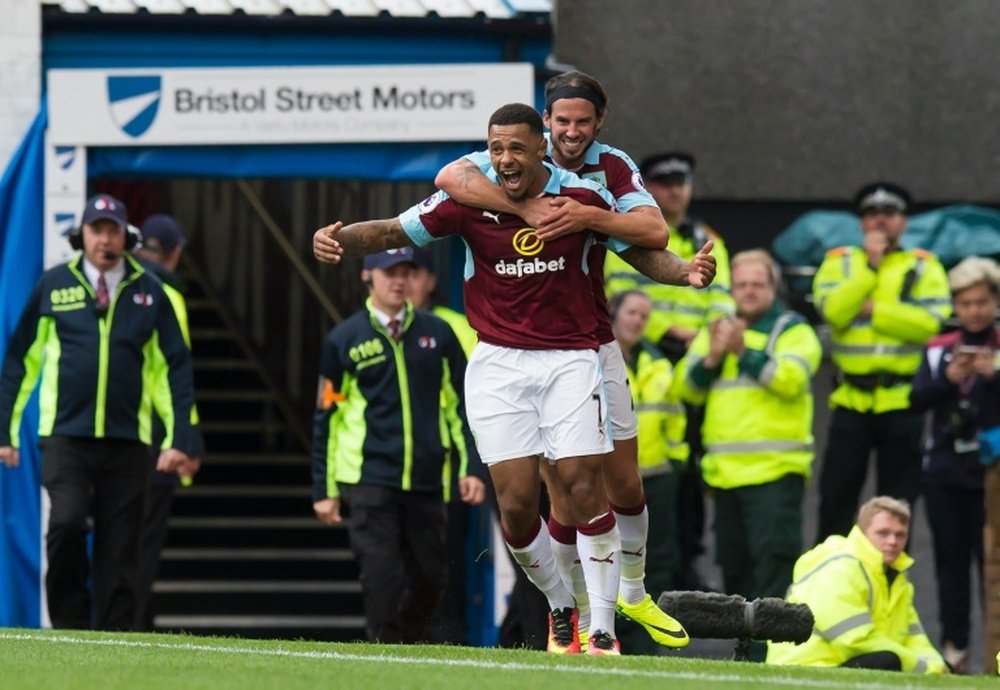 A Andre Gray el salen varios pretendientes en la Premier League. AFP