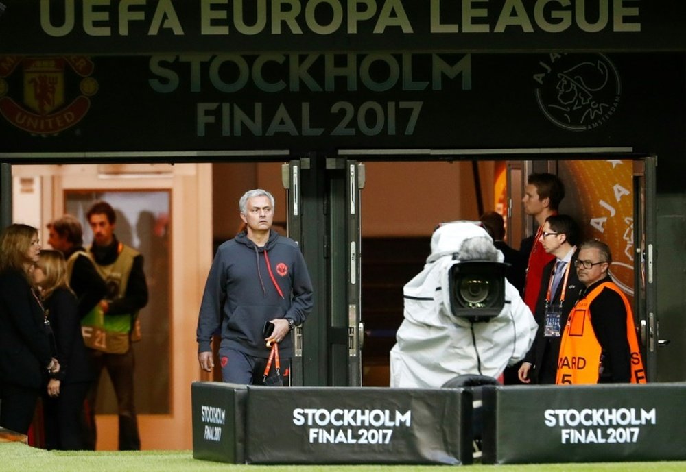 Grief-torn Man Utd summon nerve for final test