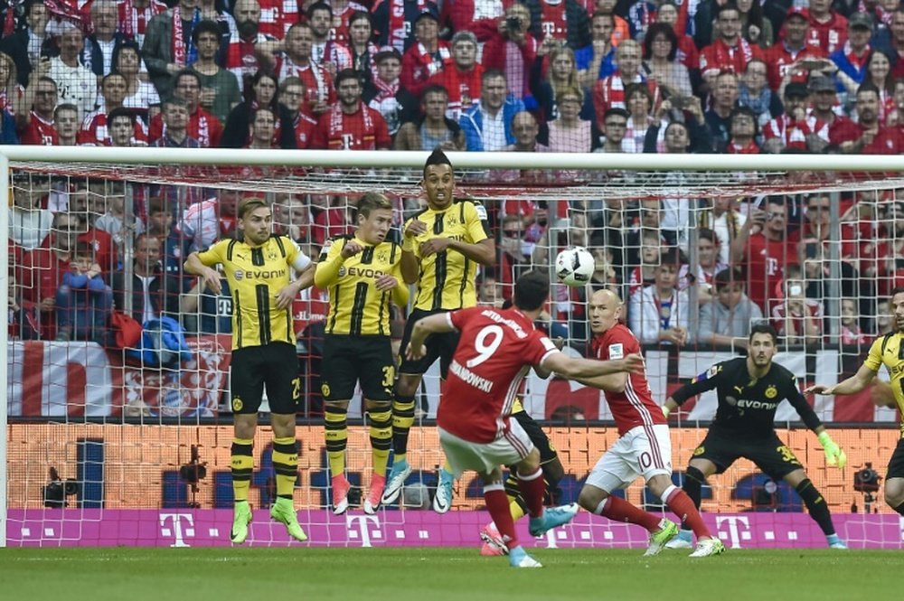 Lewandowski anotó un doblete al Borussia y se fue lesionado. AFP