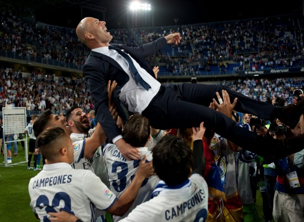 Les joueurs du Real Madrid et leur coach, Zinedine Zidane, célèbrent la victoire en Liga. AFP