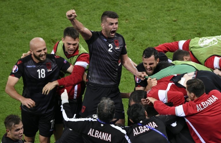 Albania selló su primera victoria en la Eurocopa ante un rival al que no ganaba desde el 1948. AFP
