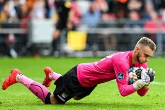 Jasper Cillessen's ex-partner has reported the NEC Nijmegen goalkeeper for failing to pay child support for their daughter.
