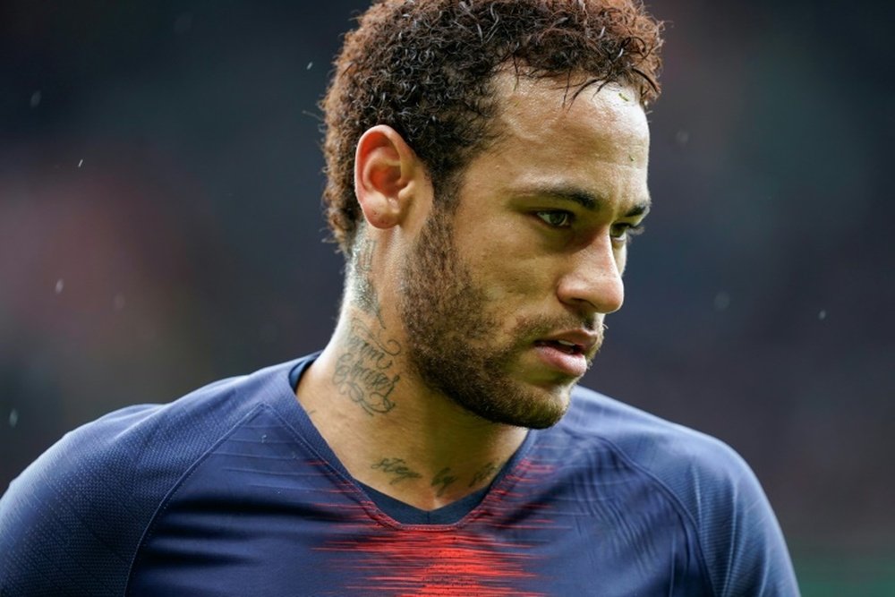 Três jogos de suspensão para Neymar pela sua agressão a um adepto. AFP
