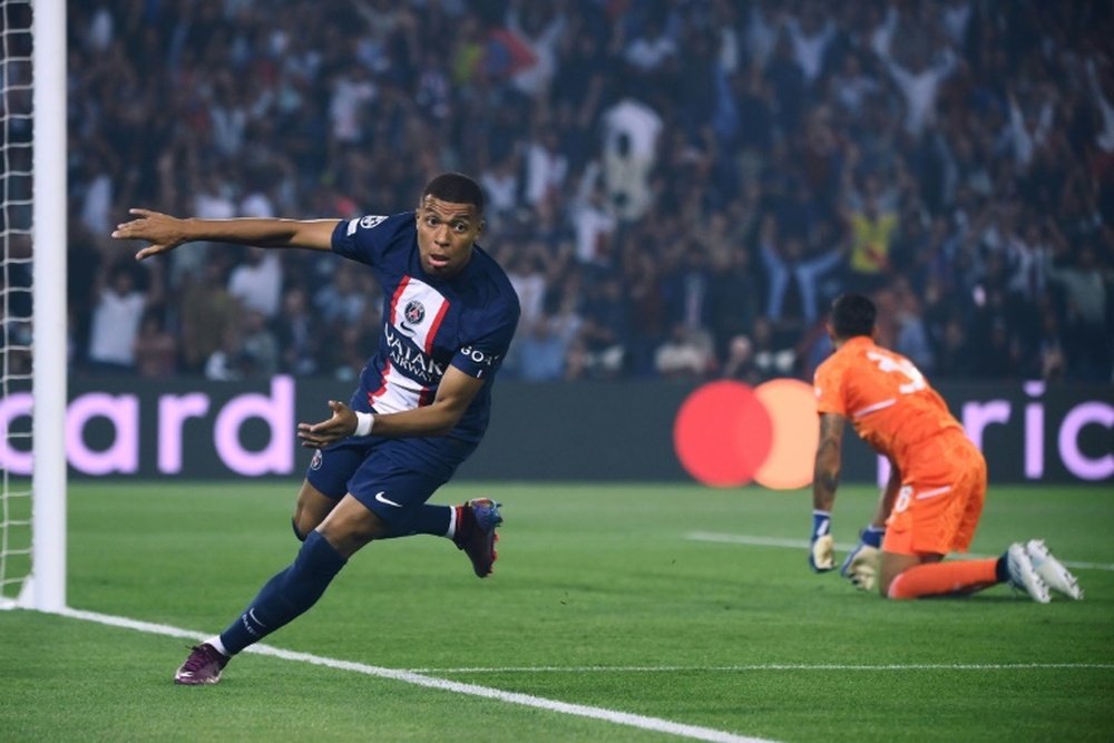 Mbappé começará no banco pela primeira vez na temporada. AFP