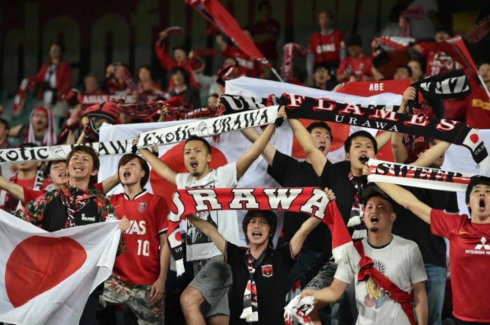 El equipo de hinchas chinos que olvida el rencor a Japón en los estadios. AFP