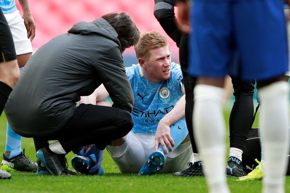 De Bruyne e uma lesão que complica a vida do City. AFP